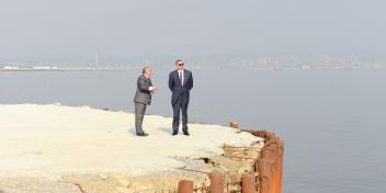 Ilham Aliyev examined the progress of reconstruction and renovation works carried out at the State Flag Square and the surroundings