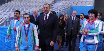 İlham Əliyev London Olimpiadasında ölkəmizə ilk medal qazandıran ağır atletimizin yarışına baxmışdır