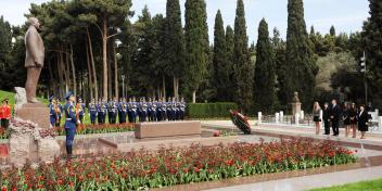 Ilham Aliyev visited the tomb of national leader Heydar Aliyev