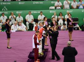 İlham Əliyev yunan-Roma güləşçisi Rəsul Çunayevə “Bakı-2015”-in qızıl medalını təqdim edib