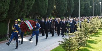 Ilham Aliyev visited the grave of national leader Heydar Aliyev