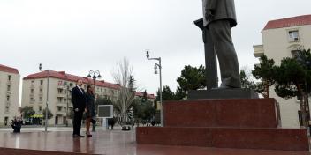 Ilham Aliyev visited the statue of nationwide leader Heydar Aliyev in Sumgayit