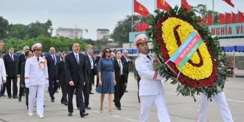 Ильхам Алиев посетил в Ханое мавзолей бывшего Президента Хо Ши Мина