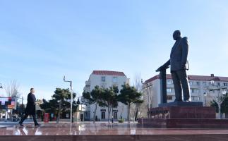 Ilham Aliyev visited a statue of national leader Heydar Aliyev in the city of Sumgayit