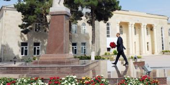 Ilham Aliyev visited the statue of nationwide leader Heydar Aliyev in Shabran