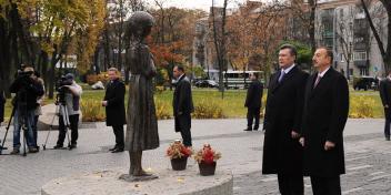 Presidents of Azerbaijan and Ukraine paid tribute to the monument dedicated to the dead of famine