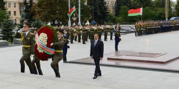 Ильхам Алиев посетил площадь Победы в Минске