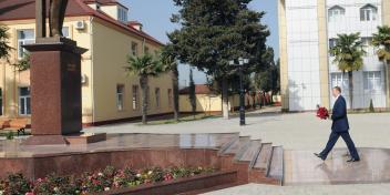 Ilham Aliyev visited the monument to national leader Heydar Aliyev in Astara