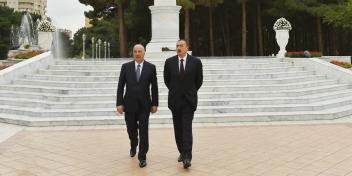 Ilham Aliyev visited a statue of national leader Heydar Aliyev in Khirdalan