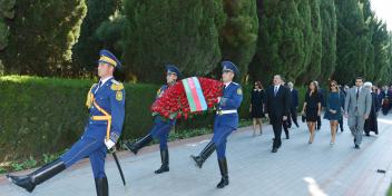 Ilham Aliyev visited the grave of great leader Heydar Aliyev