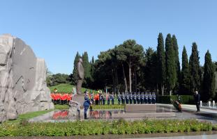 Ilham Aliyev visited the grave of nationwide leader Heydar Aliyev in the Alley of Honor