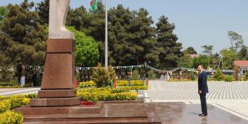 Ilham Aliyev paid tribute to the monument of national leader Heydar Aliyev in Saatly city