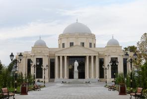 Ilham Aliyev visited a statue of national leader Heydar Aliyev in Goranboy