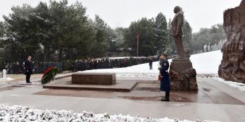 Ilham Aliyev has visited the tomb of national leader Heydar Aliyev