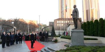 İlham Əliyev Kiyevdəki Heydər Əliyev parkında görülən işlərlə tanış olmuşdur