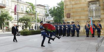 İlham Əliyev Azərbaycan Xalq Cümhuriyyətinin şərəfinə ucaldılmış abidəni ziyarət edib