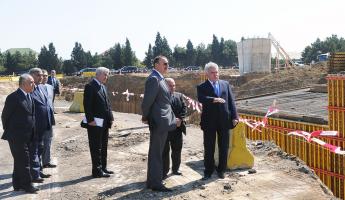 Ilham Aliyev was familiarized with progress in expansion and construction of motor roads