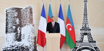 President Ilham Aliyev and French President Francois Hollande reviewed the French Lyceum of Baku