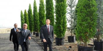 Ilham Aliyev reviewed progress of reconstruction at the National Seaside Park