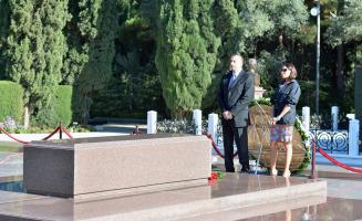 Ilham Aliyev visited the grave of great leader Heydar Aliyev