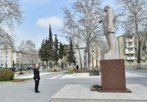 Ilham Aliyev visited a statue of national leader Heydar Aliyev in Mingachevir