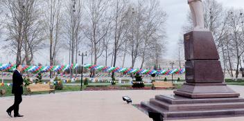 Ilham Aliyev visited the statue of nationwide leader Heydar Aliyev in Gazakh