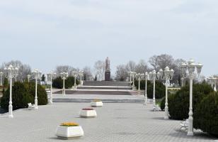 Ilham Aliyev visited a statue of national leader Heydar Aliyev in Barda