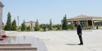 Ilham Aliyev visited a statue to national leader Heydar Aliyev and met with public figures in Horadiz