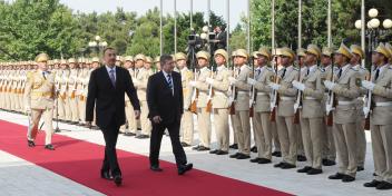 Polşa Prezidenti Bronislav Komorovskinin rəsmi qarşılanma mərasimi olmuşdur