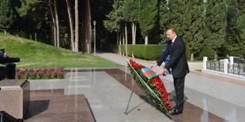 Ilham Aliyev paid tribute to national leader Heydar Aliyev