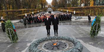 Ilham Aliyev and President of Ukraine Viktor Yanukovych pay tribute to the tomb of Unknown Warrior