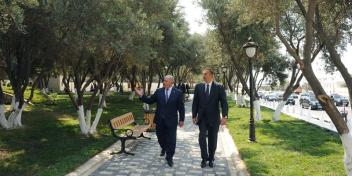 Ilham Aliyev got familiarized with the conditions created in a fully refurbished park located in the Khatai region