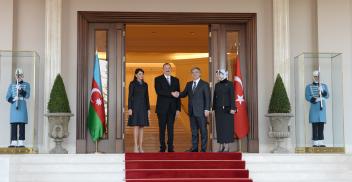 An official ceremony to welcome Ilham Aliyev has been held at Cankaya Palace