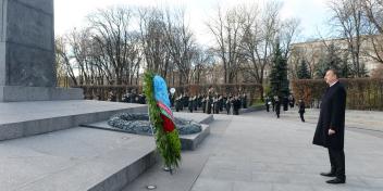 Ilham Aliyev has visited the Monument to the Unknown Soldier in Kiev