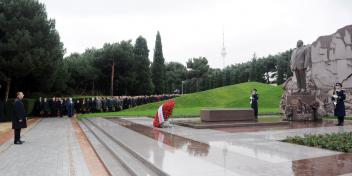 Ilham Aliyev pays tribute to the grave of National Leader Heydar Aliyev