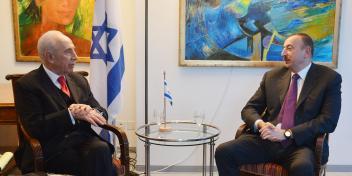 Ilham Aliyev met with Israeli President Shimon Peres in Davos