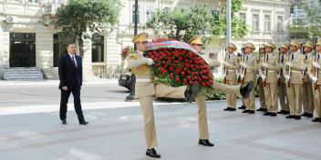 İlham Əliyev Azərbaycan Xalq Cümhuriyyətinin şərəfinə ucaldılmış abidəni ziyarət etmişdir