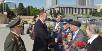 İlham Əliyev 9 May - Qələbə bayramı münasibətilə Bakıda keçirilən mərasimdə iştirak etmişdir