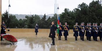 Ilham Aliyev pays tribute to fond memories of martyrs