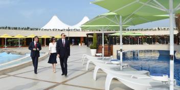 İlham Əliyev “Dalğa Beach-Aqua Park” ailəvi istirahət mərkəzinin açılışında iştirak edib