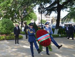 Ильхам Алиев посетил памятник общенациональному лидеру нашего народа в парке культуры и отдыха имени Гейдара Алиева в Тбилиси