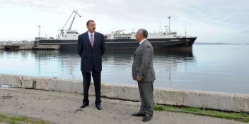 Ilham Aliyev viewed the removal and reconstruction works to be carried out in Baku trade port