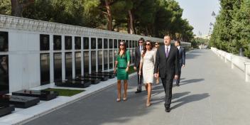 Ilham Aliyev visited the Alley of Martyrs