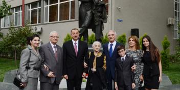 Ilham Aliyev attended a ceremony to unveil a statue of outstanding singer Bulbul