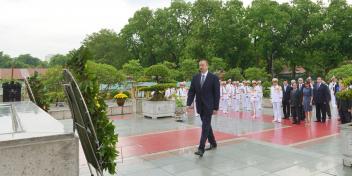 Ilham Aliyev visited the monument to a national hero and martyr in Hanoi