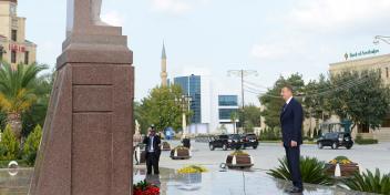 Ilham Aliyev visited a statue of nationwide leader Heydar Aliyev in Yevlakh