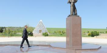 Ilham Aliyev visited the statue of nationwide leader Heydar Aliyev in Gobustan