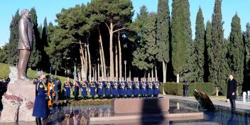 Ilham Aliyev visited the grave of nationwide leader Heydar Aliyev