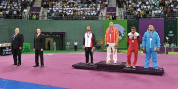 İlham Əliyev sərbəst güləşçi Xetaq Qazyumova qızıl medalı təqdim etdi