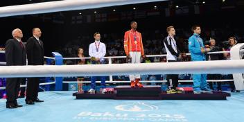 Ilham Aliyev presented medals to the winning boxers